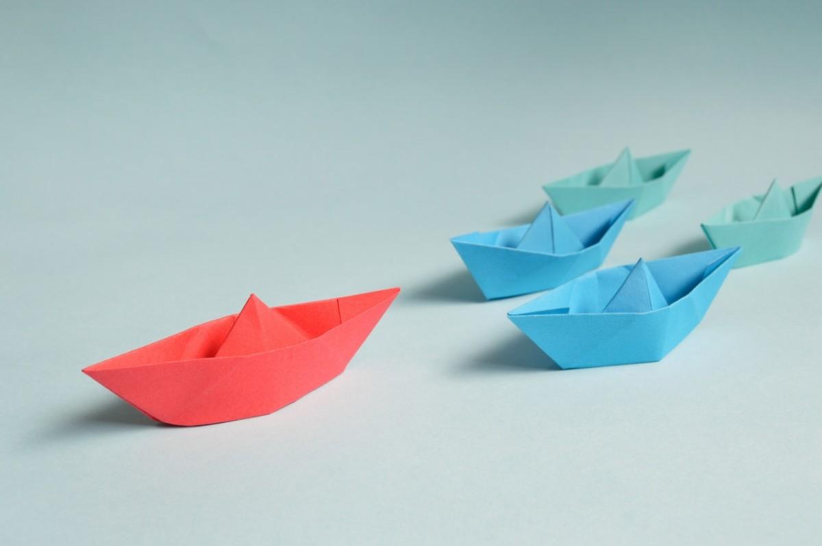 paper-boats-on-solid-surface-194094