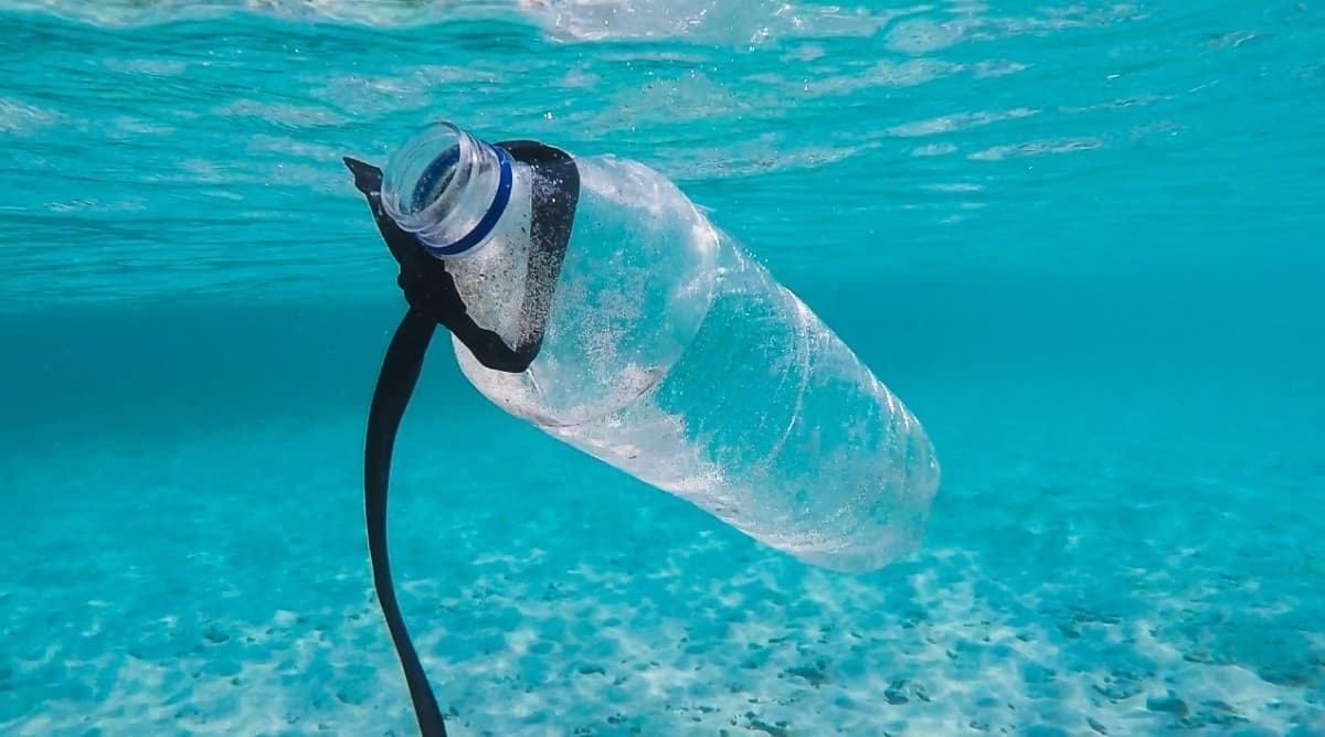 plastic fles in zee